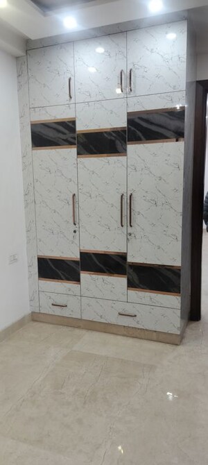 Furnished Amenities in 2 BHK Builder Floor at Janakpuri – for Sale