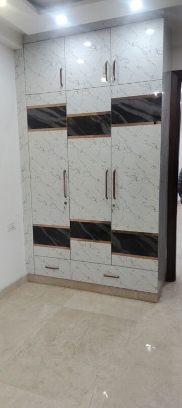 Furnished Amenities in 2 BHK Builder Floor at Janakpuri – for Sale