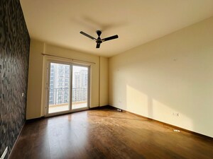 Room in 4 BHK Apartment at Puri Anand Villas Phase II, Sector 81 – for Rent