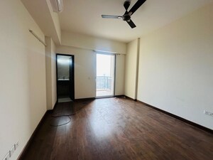 Room in 4 BHK Apartment at Puri Anand Villas Phase II, Sector 81 – for Rent