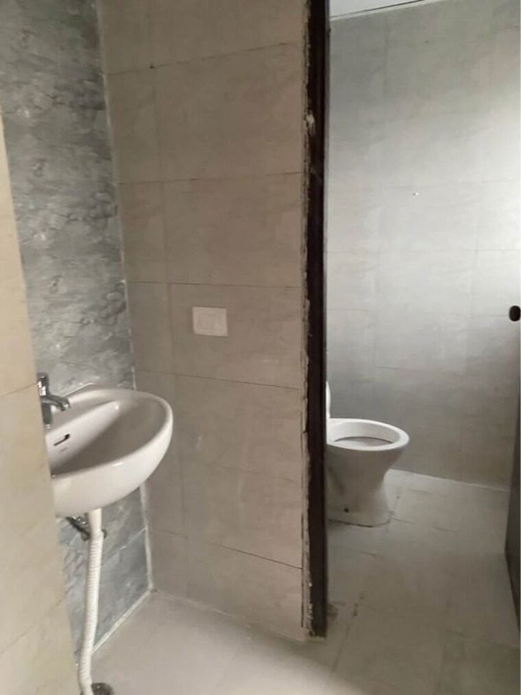Bathroom, amrapali dream valley 1 Bedroom 585 Sq.Ft. Apartment In Amrapali Dream Valley Greater Noida 9807494