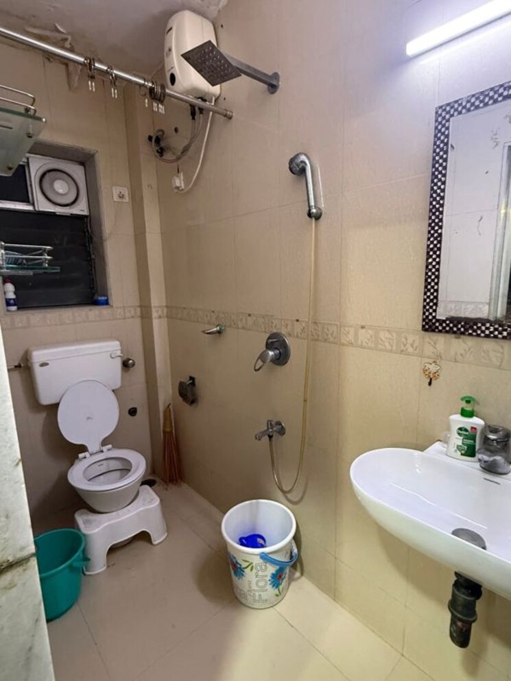 Bathroom, lokhandwala 2 Bedroom 752 Sq.Ft. Apartment In Lokhandwala Mumbai 9807520