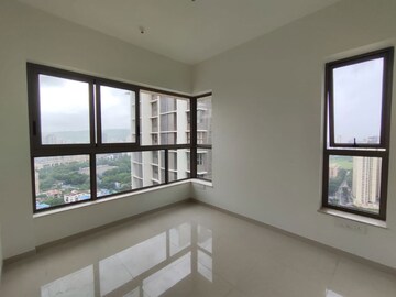 Room in 2 BHK Apartment at Kalpataru Paramount, Kapur Bawdi – for Rent