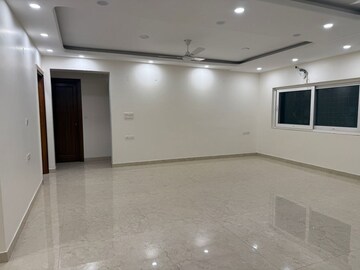 Room in 3.5 BHK Independent House at RWA Apartments Sector 40, Sector 40 – for Rent