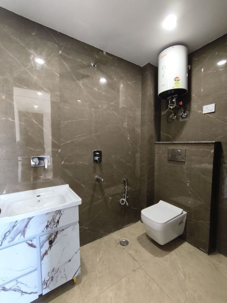 Bathroom, chattarpur 3 Bedroom 1500 Sq.Ft. Builder Floor In Chattarpur Delhi 9807615