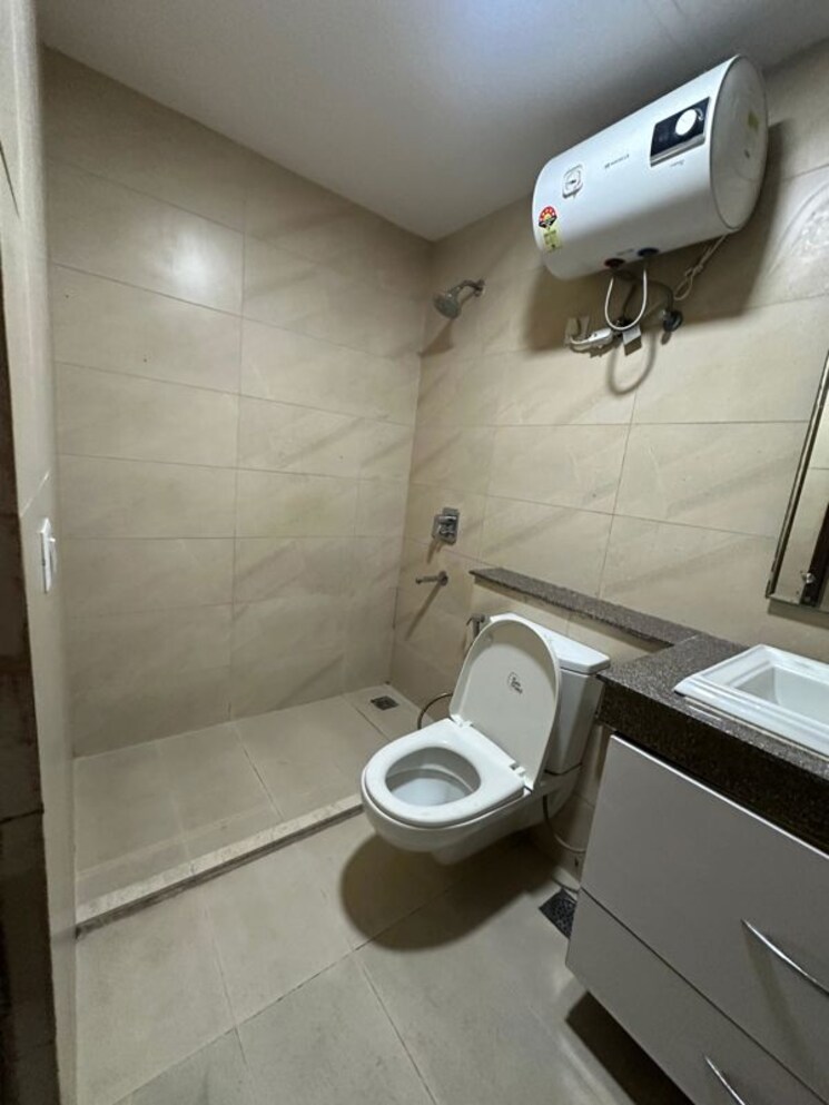 Bathroom, bptp-park-grandeura 3.5 Bedroom 2032 Sq.Ft. Apartment In Sector 82 Faridabad 9807527