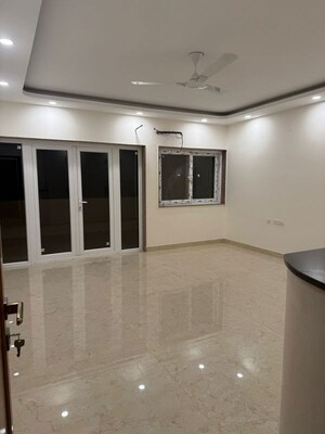 Room in 2.5 BHK Apartment at Mahagun Manor, Sector 50 – for Rent