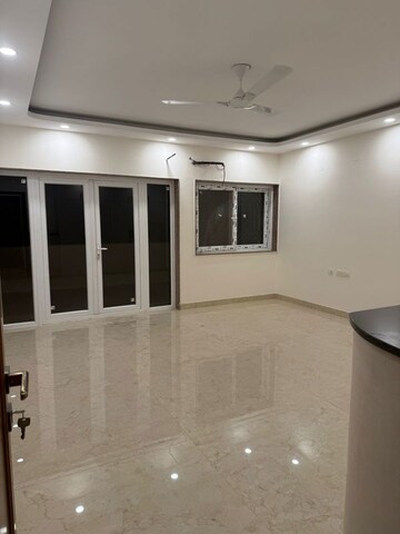 Room in 2.5 BHK Apartment at Mahagun Manor, Sector 50 – for Rent