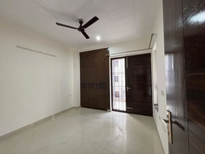 Room in 3 BHK Builder Floor at Sector 39 – for Rent