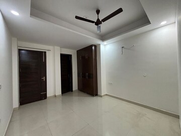 Room in 3 BHK Builder Floor at Sector 39 – for Rent