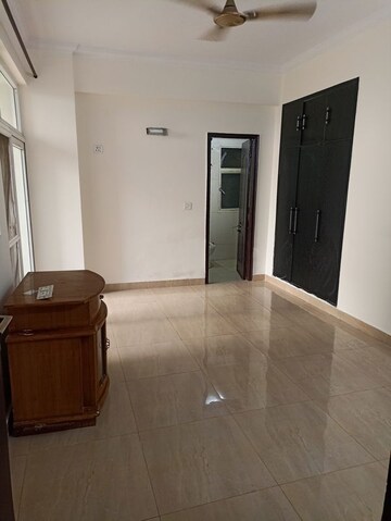 Room in 3 BHK Apartment at Amrapali Eden Park, Sector 50 – for Rent