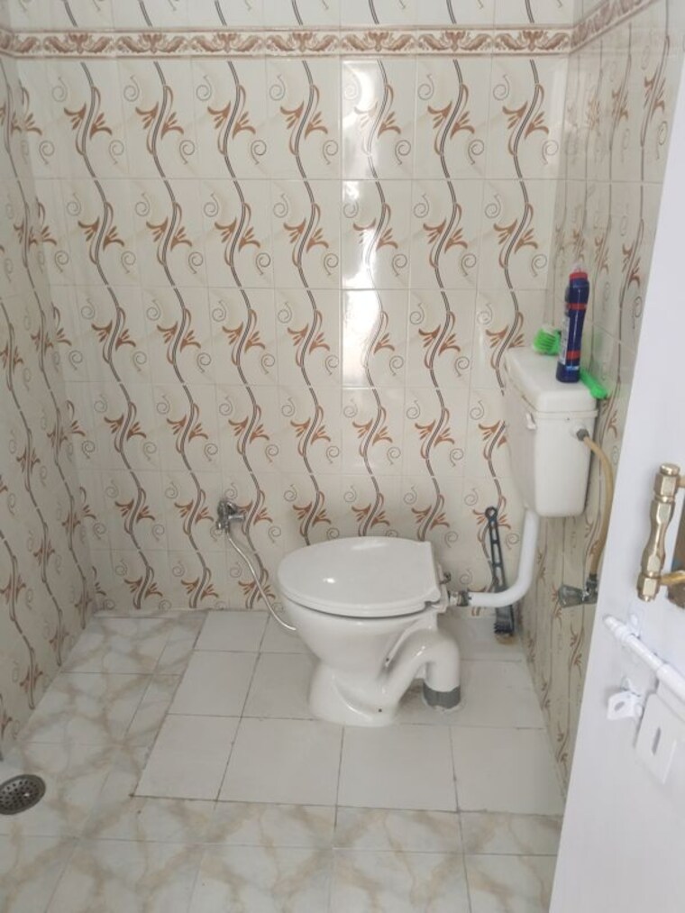 Bathroom, gomti nagar 1 RK 300 Sq.Ft. Builder Floor In Gomti Nagar Lucknow 9807785