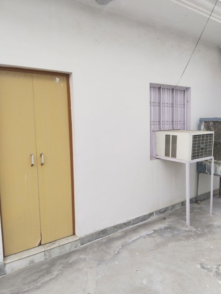 Room, gomti nagar 1 RK 300 Sq.Ft. Builder Floor In Gomti Nagar Lucknow 9807785