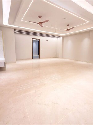 Room in 1.5 BHK Apartment at Unitech Infospace, Sector 21 – for Rent