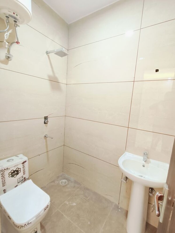 Bathroom, malviya nagar 3 Bedroom 1500 Sq.Ft. Builder Floor In Malviya Nagar Delhi 9807968