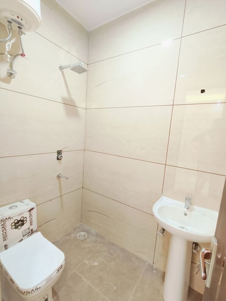 Bathroom, malviya nagar 3 Bedroom 1500 Sq.Ft. Builder Floor In Malviya Nagar Delhi 9807968