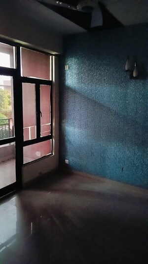 Room in 3 BHK Apartment at Crossing Republik, Crossing Republic – for Rent