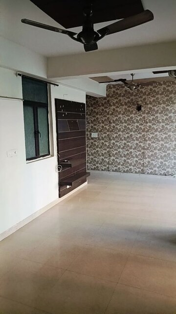 Room in 3 BHK Apartment at Crossing Republik, Crossing Republic – for Rent