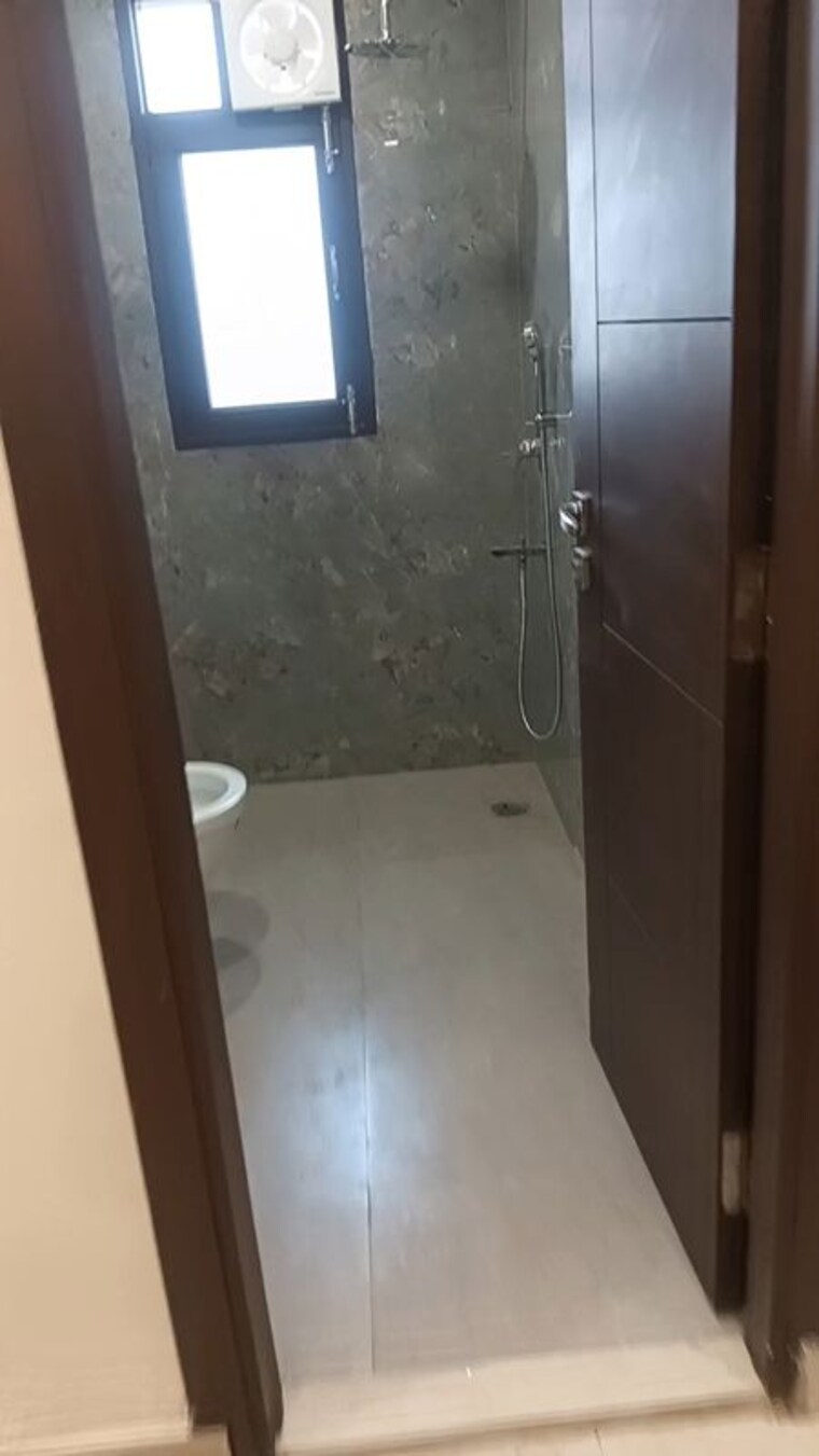 Bathroom, lajpat nagar ii Studio 300 Sq.Ft. Builder Floor In Lajpat Nagar ii Delhi 9807998