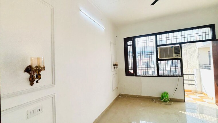 Room, ambala highway 2 Bedroom 1000 Sq.Ft. Builder Floor In Ambala Highway Zirakpur 9808017