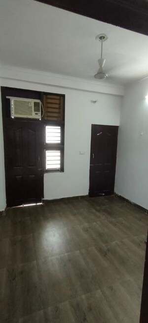 Room in 3 BHK Builder Floor at Shri Kishanpura – for Rent