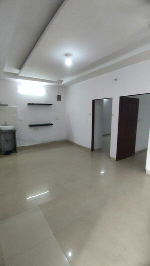 Team Area in 3 BHK Builder Floor at Shri Kishanpura – for Rent
