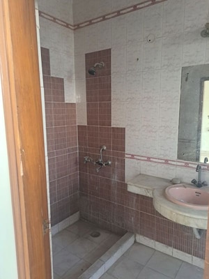 Bathroom in 6 BHK Villa at RWA Apartments Sector 41, Sector 41 – for Sale