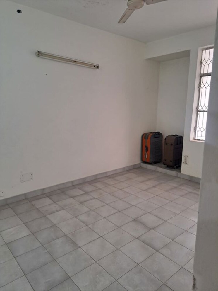 Room, rwa-apartments-sector-41 6 Bedroom 180 Sq.Mt. Villa In Sector 41 Noida 9808112