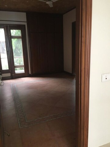 Room in 4 BHK Apartment at Vasant Vihar – for Rent