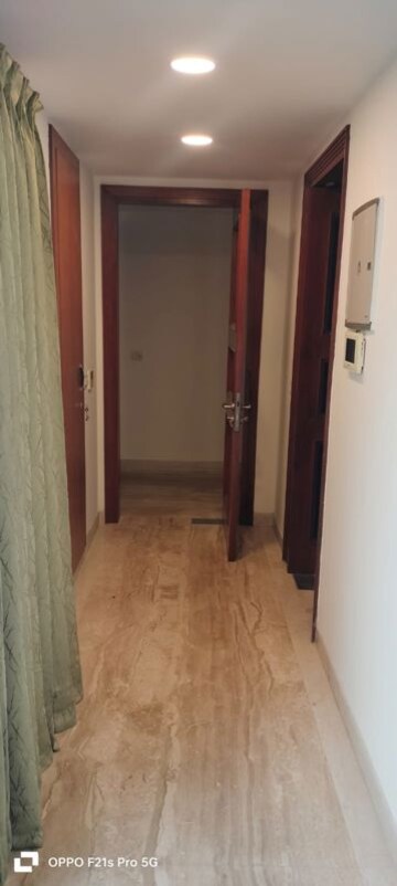 Room in 4 BHK Apartment at Vasant Vihar – for Rent