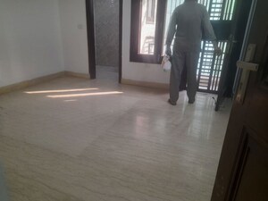 Parking in 3 BHK Builder Floor at Kailash Colony – for Rent