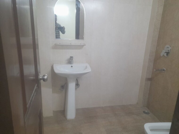 Bathroom, kailash colony 3 Bedroom 160 Sq.Yd. Builder Floor In Kailash Colony Delhi 9808139