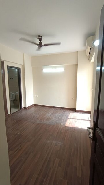 2 BHK Apartment For Rent in Sethi Max Royal, Sector 76