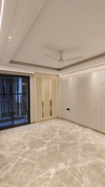 Room in 3 BHK Builder Floor at Panchsheel Park – for Rent