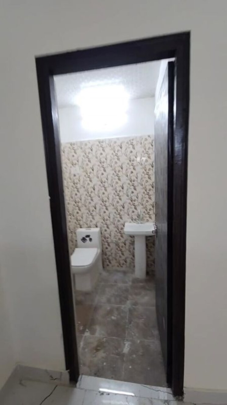 Attached Bathroom, sector 74 2 Bedroom 1000 Sq.Ft. Apartment In Sector 74 Noida 9808157