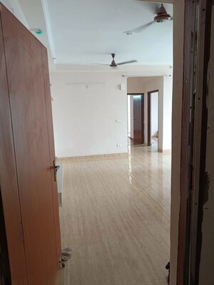 Room in 3 BHK Apartment at Amrapali Centurian Park Phase II, Tech Zone 4 Greater Noida – for Rent