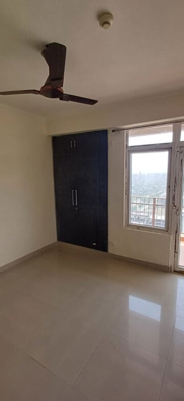 Room in 3 BHK Apartment at Amrapali Centurian Park Phase II, Tech Zone 4 Greater Noida – for Rent