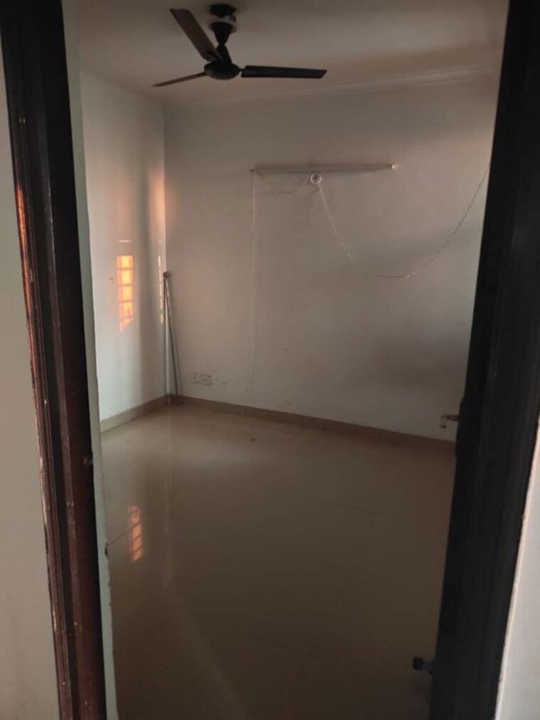 Room, sector 26 6+ Bedroom 162 Sq.Mt. Villa In Sector 26 Noida 9808199