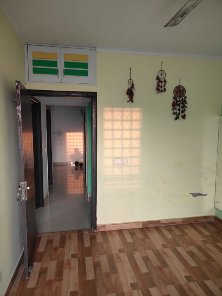 Room, sector 26 6+ Bedroom 162 Sq.Mt. Villa In Sector 26 Noida 9808199