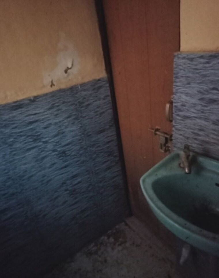 Bathroom, aliganj 1 Bedroom 500 Sq.Ft. Independent House In Aliganj Lucknow 9808306
