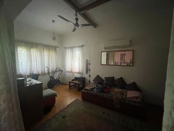 Living Room in 2.5 BHK Builder Floor at Parsvnath Plaza 27, Sector 27 – for Rent