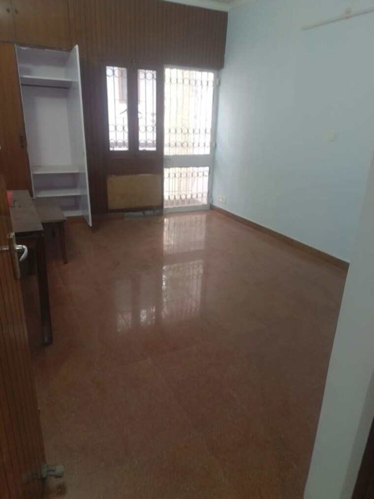 Room, vasant kunj 3 Bedroom 1700 Sq.Ft. Apartment In Vasant Kunj Delhi 9808399