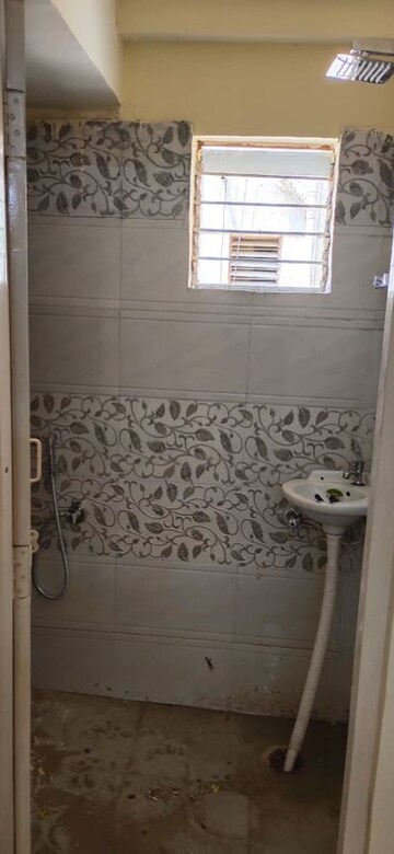 Bathroom in 1 BHK Apartment at Sector 23 Dwarka – for Rent