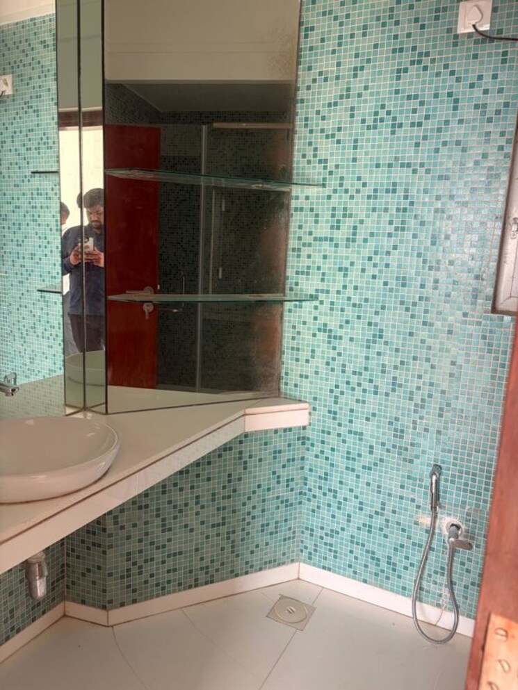 Bathroom, queens-court-worli 3.5 Bedroom 3180 Sq.Ft. Apartment In Worli Mumbai 9808511