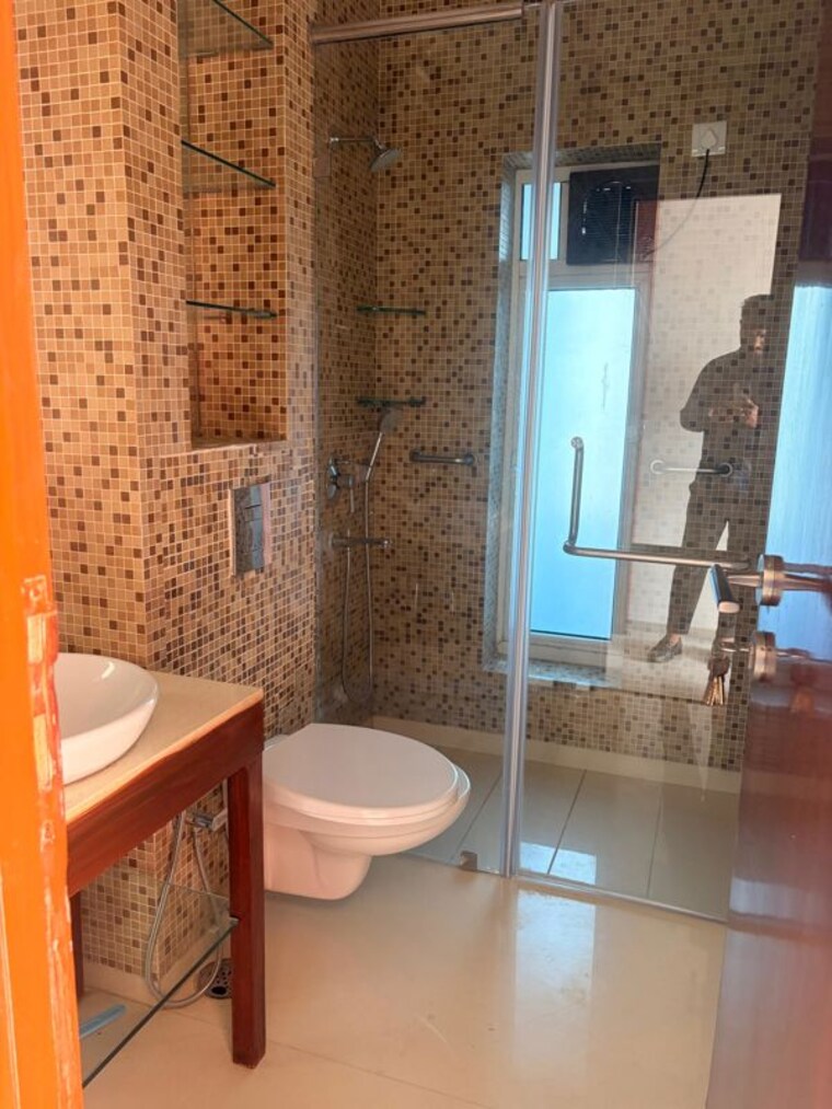 Bathroom, queens-court-worli 3.5 Bedroom 3180 Sq.Ft. Apartment In Worli Mumbai 9808511