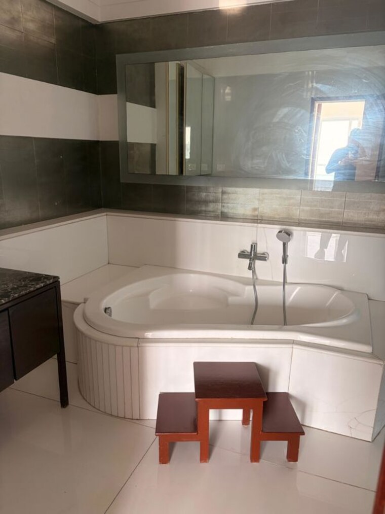 Attached Bathroom, queens-court-worli 3.5 Bedroom 3180 Sq.Ft. Apartment In Worli Mumbai 9808511
