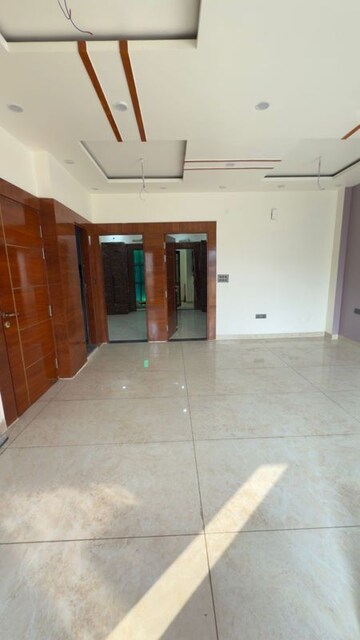 Room in 3 BHK Apartment at Hawelia Valenova Park, Tech Zone 4 Greater Noida – for Rent