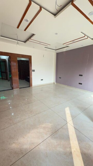 Room in 3 BHK Apartment at Hawelia Valenova Park, Tech Zone 4 Greater Noida – for Rent