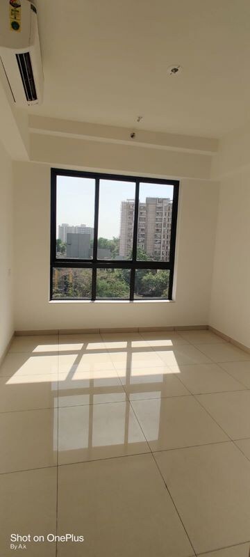 Room in 2 BHK Apartment at Shapoorji Pallonji Vicinia, Powai – for Rent