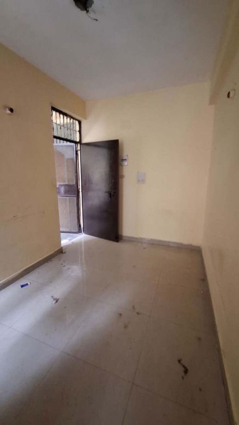 Room, sector 10 greater noida 1.5 Bedroom 30 Sq.Mt. Apartment In Sector 10 Greater Noida Greater Noida 9808656